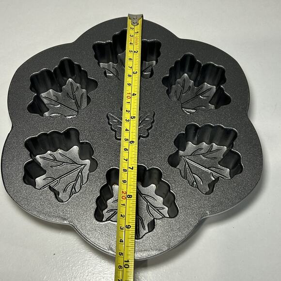 Nordic Ware Cast Aluminum Maple Leaf Cake Muffin Mold Pan Autumn Leaves - Picture 4 of 4